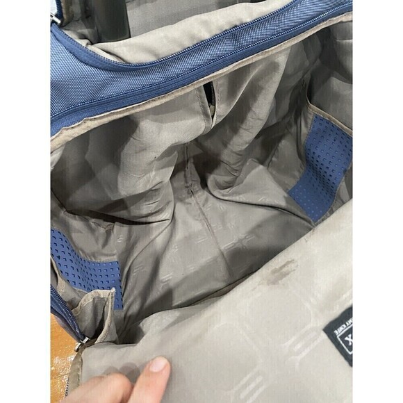 Victorinox Traveler Black 15” Wheeled Luggage Carry On Bag Black Nylon Canvas - Picture 11 of 16